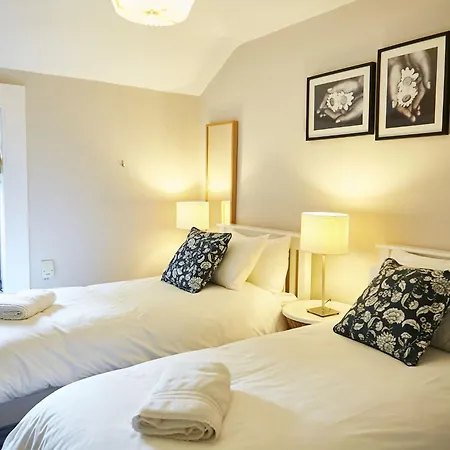 Gemuetliches Haus Fuer 10 Personen Stadt 15 Minuten Zu Fuss Strassenbahn 5 Minuten By Interhome * Dublin