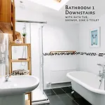 Gemuetliches Haus Fuer 10 Personen Stadt 15 Minuten Zu Fuss Strassenbahn 5 Minuten By Interhome Dom wakacyjny Dublin